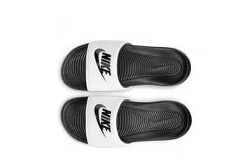 Un paio di Nike Victory One Slide Footwear Un paio di Nike Victory One Slide Footwear