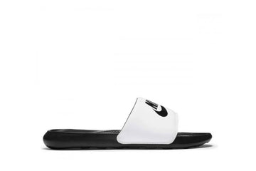 Un paio di Nike Victory One Slide Footwear Un paio di Nike Victory One Slide Footwear