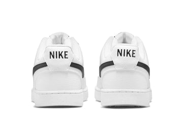Un paio di Nike Court Vision Low Next Nature Footwear Un paio di Nike Court Vision Low Next Nature Footwear