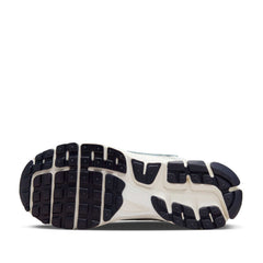 Un paio di Nike Zoom Vomero 5 Footwear Un paio di Nike Zoom Vomero 5 Footwear