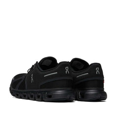 Un paio di On Cloud 6 Footwear