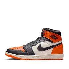Un paio di Nike Jordan Air Jordan 1 Retro High Og Shattered Footwear