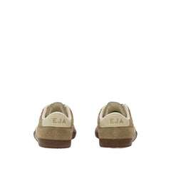 Un paio di Veja Panenka Footwear