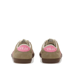 Un paio di Veja Volley Footwear