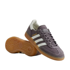 Un paio di Adidas Originals Handball Spezial Footwear