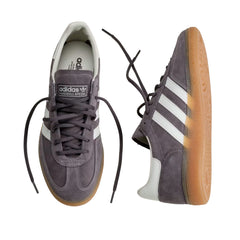Un paio di Adidas Originals Handball Spezial Footwear