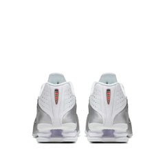 Un paio di Nike Shox R4 Footwear