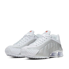 Un paio di Nike Shox R4 Footwear