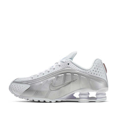 Un paio di Nike Shox R4 Footwear