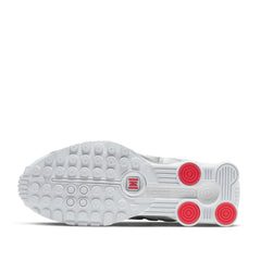 Un paio di Nike Shox R4 Footwear