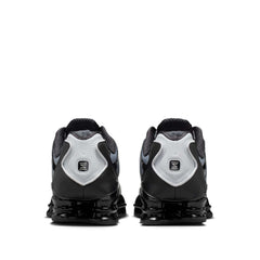 Un paio di Nike Shox Tl Footwear
