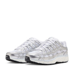 Un paio di Nike W P-6000 Footwear