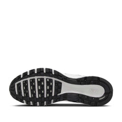 Un paio di Nike P-6000 Footwear