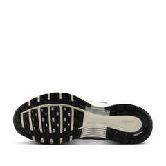 Un paio di Nike P-6000 Footwear