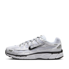 Un paio di Nike P-6000 Footwear