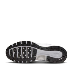 Un paio di Nike P-6000 Footwear