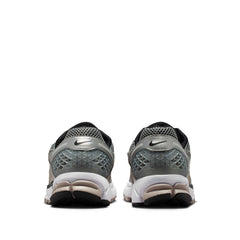 Un paio di Nike Zoom Vomero 5 Footwear