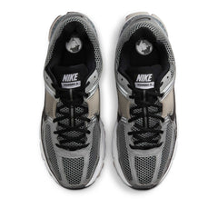 Un paio di Nike Zoom Vomero 5 Footwear