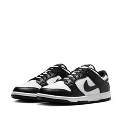 Un paio di Nike Dunk Low Retro Panda Footwear