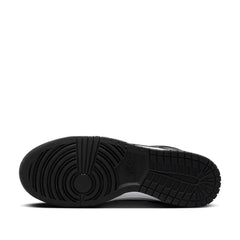 Un paio di Nike Dunk Low Retro Panda Footwear