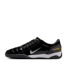 Un paio di Nike T90 Sp Qs Footwear