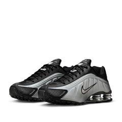Un paio di Nike Shox R4 Footwear
