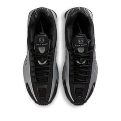 Un paio di Nike Shox R4 Footwear