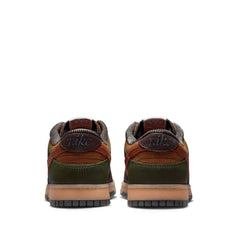 Un paio di Nike Dunk Low Retro Premium Footwear
