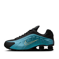 Un paio di Nike Shox R4 Footwear