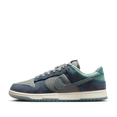 Un paio di Nike Dunk Low Retro Se Footwear