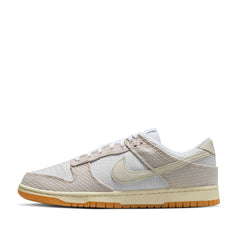 Un paio di Nike Dunk Low Retro Se Footwear