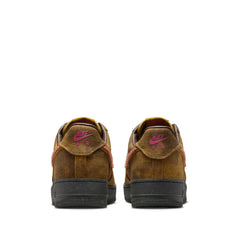Un paio di Nike Air Force 1 Retro Qs Footwear