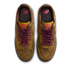 Un paio di Nike Air Force 1 Retro Qs Footwear