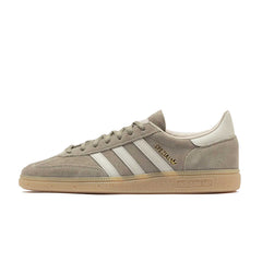 Un paio di Adidas Originals Handball Spezial Footwear