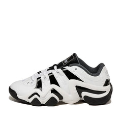 Un paio di Adidas Originals Crazy 8 Low Footwear
