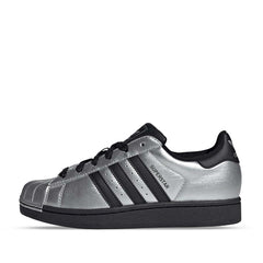Un paio di Adidas Originals Superstar Ii W Footwear