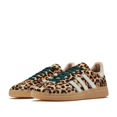 Un paio di Adidas Originals Handball Spezial W Leopard Footwear