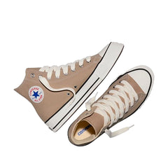 Un paio di Converse Chuck Taylor Throwback Footwear