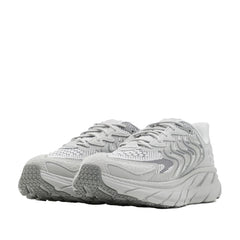 Un paio di Hoka Clifton Ls Footwear