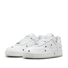 Un paio di Nike Air Force 1 Retro Qs Footwear