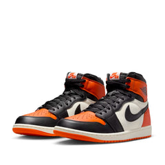 Un paio di Nike Jordan Air Jordan 1 Retro High Og Shattered Footwear