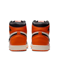 Un paio di Nike Jordan Air Jordan 1 Retro High Og Shattered Footwear