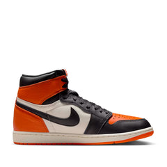 Un paio di Nike Jordan Air Jordan 1 Retro High Og Shattered Footwear