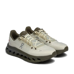 Un paio di On Cloudtilt Footwear