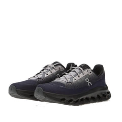 Un paio di On Cloudtilt Footwear