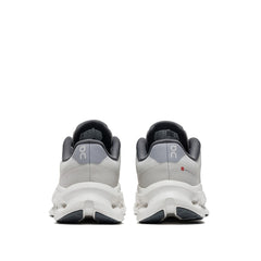 Un paio di On Cloudtilt Remix Footwear