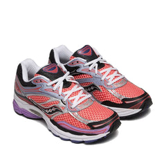 Un paio di Saucony Originals Progrid Omni 9 Footwear