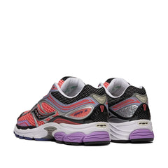 Un paio di Saucony Originals Progrid Omni 9 Footwear