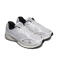 Un paio di Saucony Guide 7 Footwear
