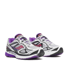 Un paio di Saucony Guide 7 Footwear